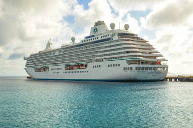 Miami, Florida 'da limana yanaşan büyük lüks bir gezi gemisi, ABD Görüntü geçmişi: Seyahat, Seyahat, Turizm konsepti geçmişi