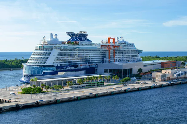 Énorme Bateau Croisière Amarré Sur Port Dans Mer Des Caraïbes — Photo