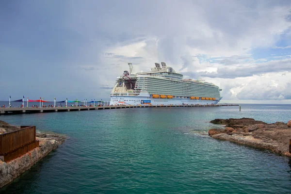 Huge Cruise Ship Docked Port Caribbean Sea Cruise Ship Image — Stock Photo, Image