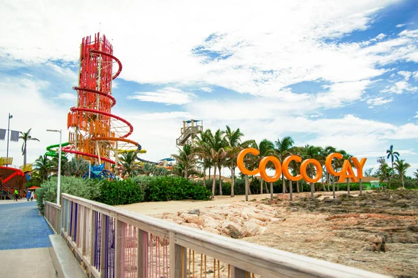 Uma Enorme Torre Escorregamento Água Parque Aquático Ilha Tropical Bahamas — Fotografia de Stock