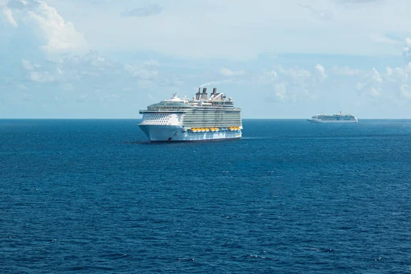 Una Nave Crociera Lusso Che Naviga Mezzo Mare Caraibico Sfondo — Foto Stock