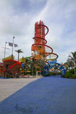 Bahamalar 'ın tropik adasındaki su parkında devasa bir su kaydırağı kulesi; tropik adalarda özel ada su parkı, renkli arka plan resmi (124); Su Parkı su kaydırağı kulesi ve çocuklar için tema parkı  