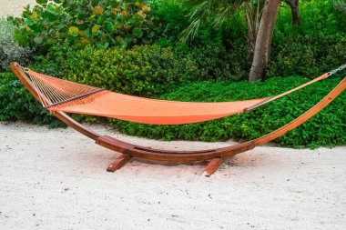 Hamak, tropikal adanın kıyısında güzel bir ahşap yapıya sahip hamak, dinlenme, tatil, plaj, tropik ada, tatil konsepti 