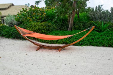 Hamak, tropikal adanın kıyısında güzel bir ahşap yapıya sahip hamak, dinlenme, tatil, plaj, tropik ada, tatil konsepti 