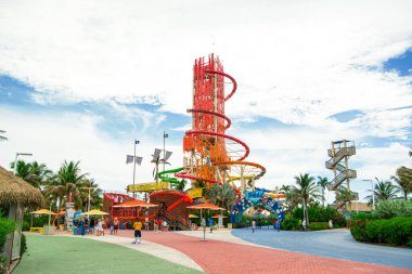 Bahamalar 'ın tropik adasındaki su parkında devasa bir su kaydırağı kulesi; tropik adalarda özel ada su parkı, renkli arka plan resmi (124); Su Parkı su kaydırağı kulesi ve çocuklar için tema parkı  