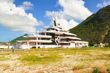 Lüks yat, 124ncü iskele arkaplanına kenetlendi. Helikopter ve seyrüsefer ekipmanlı lüks yat.   