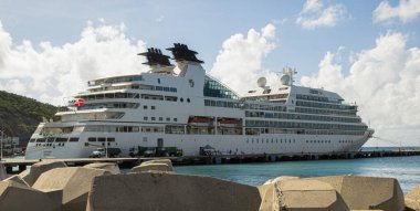 Lüks bir yolcu gemisi 124 sefer portu arka planına kenetlendi; lüks, yaşam tarzı, zenginlik, tatil, tatiller, tropikal, konsept görüntü arka planı