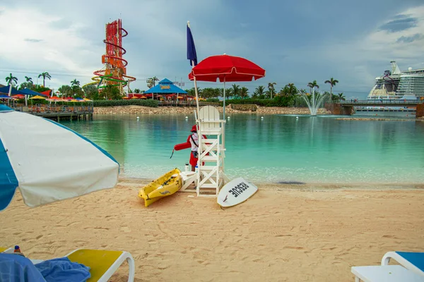 Janeiro 2022 Nassau Bahamas Salva Vidas Plantão Que Cuida Hóspede — Fotografia de Stock