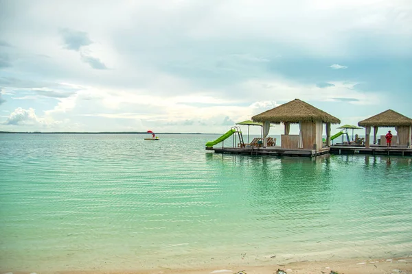 Flytande Cabanas Reserverade För Gäster Nära Stranden Flytande Cabanas Stranden — Stockfoto