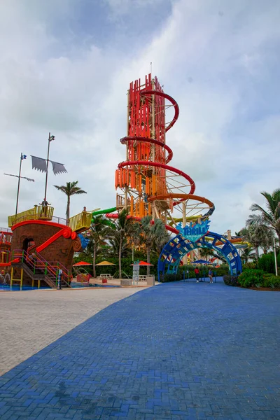 巴哈马热带岛屿水上公园中的一个巨大的滑水塔 热带岛屿上的私人岛屿水上公园 彩色背景图像 水上公园 带有滑水塔和儿童主题公园的背景图像 — 图库照片