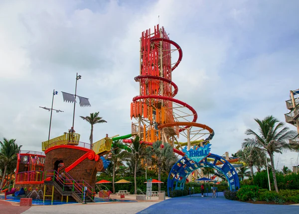 Uma Enorme Torre Escorregamento Água Parque Aquático Ilha Tropical Bahamas — Fotografia de Stock