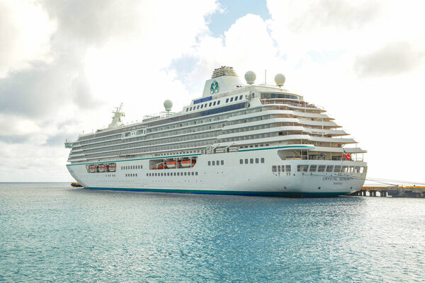 Роскошный круизный лайнер, пристыкованный на фоне изображения круизного порта: Роскошь, стиль жизни, богатство, отпуск, праздники, тропический, концептуальный фон изображения