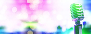 Arka planda arka ışıklandırmalı Retro tarzı mikrofon. Ses, müzik ve karaoke için klasik gümüş mikrofon. Konuşma yayın ekipmanı. Canlı pop, rock müzik performansı. Seçici odak