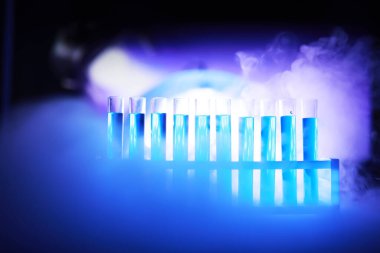 Test tüpü yeni sıvı çözelti potasyum mavisi taşar. Analiz reaksiyonu için çeşitli reaksiyonlar kullanılır. 