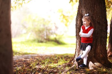 Parkta yürüyüş yapmak için çantalı çocuklar. Okul tatili. Çocuk eğitiminin başlangıcı..