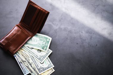 Nakit para büyük bir yığının içinde finans geçmişi olarak. Kağıt paralar kapansın. Üst görünüm