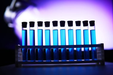 Test tüpü yeni sıvı çözelti potasyum mavisi taşar. Analiz reaksiyonu için çeşitli reaksiyonlar kullanılır. 