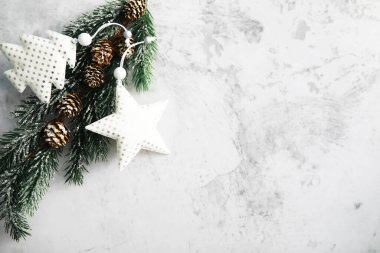 Evergreen ağaç oyuncakları, kar taneleri, küreler ve arka planda köknar dalı, metin için yeri olan Xmas tebrik kartı