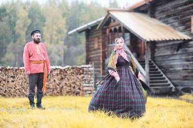 Geleneksel Slav ritüelleri, kırsal tarzda. Yazın dışarıda. Slav köyü çiftliği. Zarif cüppeli köylüler.