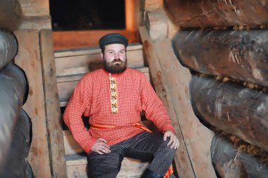 Geleneksel Slav ritüelleri, kırsal tarzda. Yazın dışarıda. Slav köyü çiftliği. Zarif cüppeli köylüler.