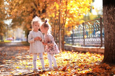 Yaprak parkta düşer. Sonbahar parkında yürüyüşe çıkmış çocuklar. - Aile. Düş! Mutluluk.