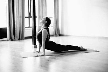 Çekici sarışın kadın. Spor kıyafetleri içinde, vücudu mükemmel. Yoga pozu veriyor. Spor anlayışı sağlıklı yaşam tarzı, beslenme ve antrenman.