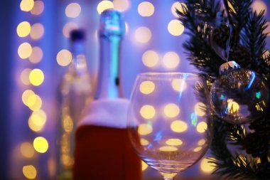 Soyut ışık arkaplanındaki cam Noel balosunun yakınlaştırılması