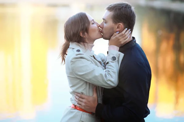 Ein Mann Und Ein Verliebtes Mädchen Beim Ersten Date Herbstlichen — Stockfoto