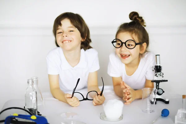 Duas Crianças Bonitas Aula Química Fazendo Experimentos Isolados Backgroun Branco — Fotografia de Stock