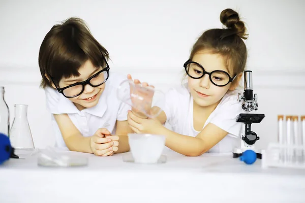 Duas Crianças Bonitas Aula Química Fazendo Experimentos Isolados Backgroun Branco — Fotografia de Stock