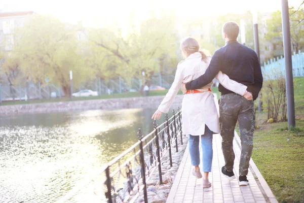 秋の都市公園での最初のデートに恋に男と女の子 — ストック写真