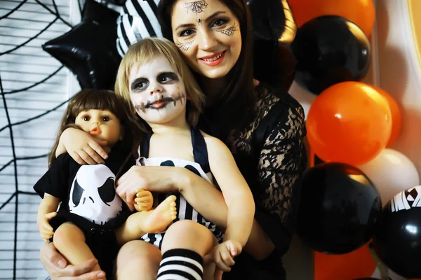 Familia Feliz Con Los Niños Trajes Maquillaje Celebración Hallowee — Foto de Stock
