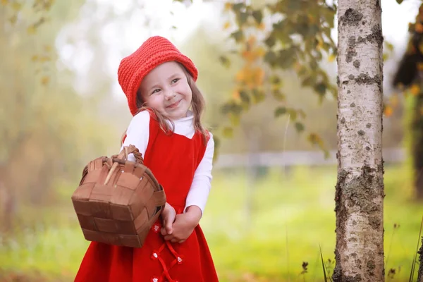 Een Klein Meisje Met Een Rode Hoed Jurken Loopt Het — Stockfoto