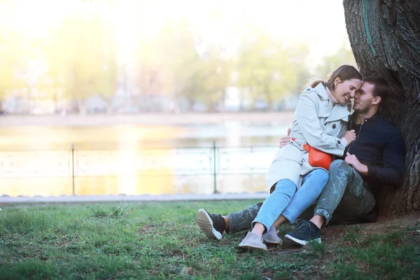 Мужчина Девушка Влюблены Первом Свидании Осеннем Городском Парке — стоковое фото