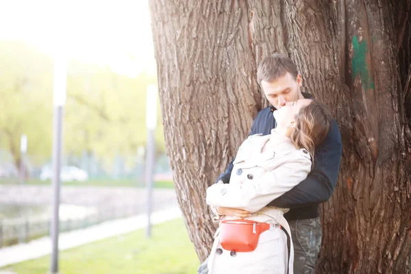 Uomo Una Ragazza Innamorati Primo Appuntamento Nel Parco Cittadino Autunnale — Foto Stock