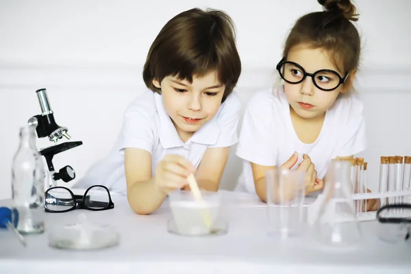 Dwoje Uroczych Dzieci Lekcjach Chemii Robi Eksperymenty Białym Tle — Zdjęcie stockowe