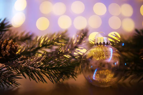 Κλείσιμο Γυάλινη Χριστουγεννιάτικη Μπάλα Αφηρημένο Φως Φόντο — Φωτογραφία Αρχείου