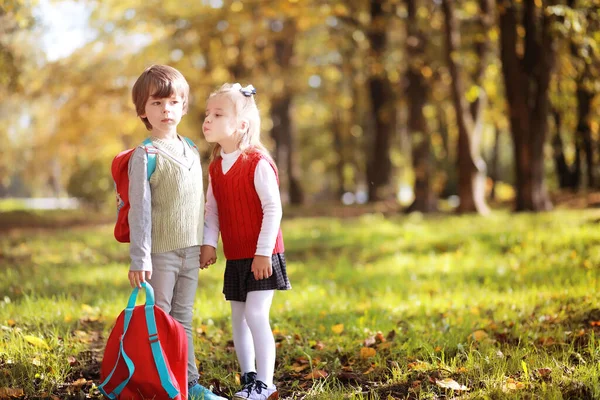 Kinder Mit Aktentaschen Für Einen Spaziergang Park Schulpause Der Beginn — Stockfoto