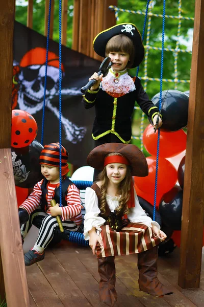 Fiesta Infantil Estilo Pirata Niños Trajes Pirata Están Jugando Halloween —  Fotos de Stock