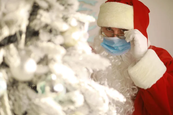 Real Papai Noel Árvore Natal Fundo Usando Uma Máscara Protetora — Fotografia de Stock