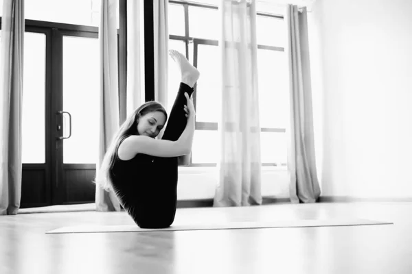 Attraktiv Blond Kvinna Med Perfekt Kropp Sportkläder Stående Yogapose Begreppet — Stockfoto