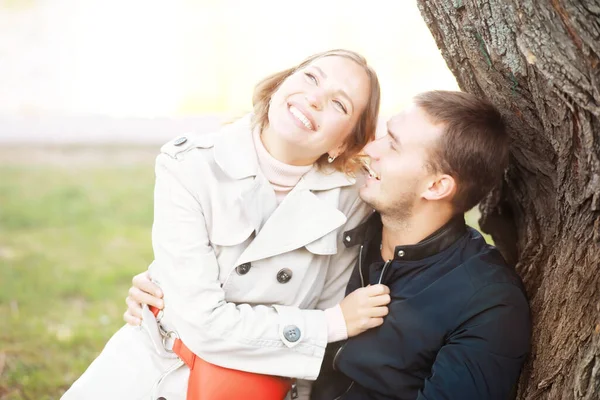 Uomo Una Ragazza Innamorati Primo Appuntamento Nel Parco Cittadino Autunnale — Foto Stock