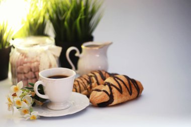 Masada Fransız kahvaltısı. Çikolatalı kahve kruvasanı ve kremalı sürahi. Taze hamur işleri ve kafeinsiz kahve..