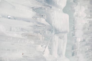 Güneşin altındaki bir bahar gününde eriyen buzun dokusu.