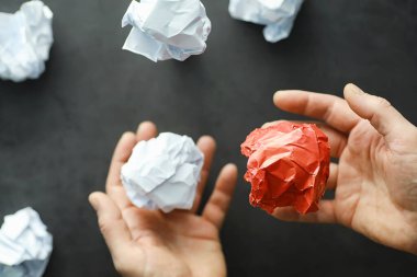 Renkli kağıt parçaları. Yaratıcılık kavramı ve fikirlerin oluşumu. Yaratıcı düşünce. Uçan kağıt.