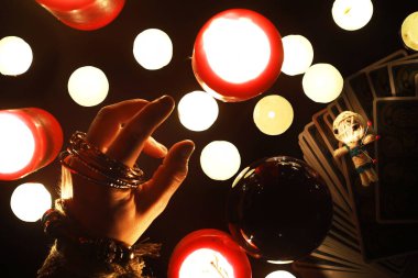 Büyülü bebeklerle, tarot kartlarıyla, kitaplarla, şeytani mumlarla ve cadılık objeleriyle dolu mistik bir hayat. Kehanet ayini.