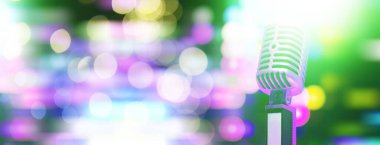 Arka planda arka ışıklandırmalı Retro tarzı mikrofon. Ses, müzik ve karaoke için klasik gümüş mikrofon. Konuşma yayın ekipmanı. Canlı pop, rock müzik performansı. Seçici odak