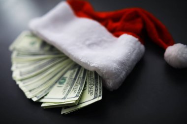 Noel Baba şapkası, gözlük ve kırmızı arka planda yüz maskesi olan bir burun. Noel ya da yeni yıl kutlaması konsepti. Koruyucu yüz maskesi ve dekorasyondan yapılmış Noel geyikleri. Sağlık hizmeti kavramı