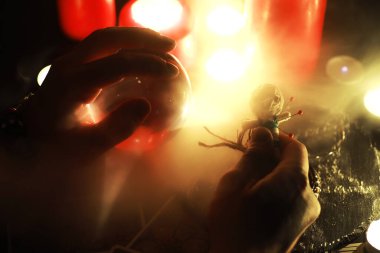 Büyülü bebeklerle, tarot kartlarıyla, kitaplarla, şeytani mumlarla ve cadılık objeleriyle dolu mistik bir hayat. Kehanet ayini.