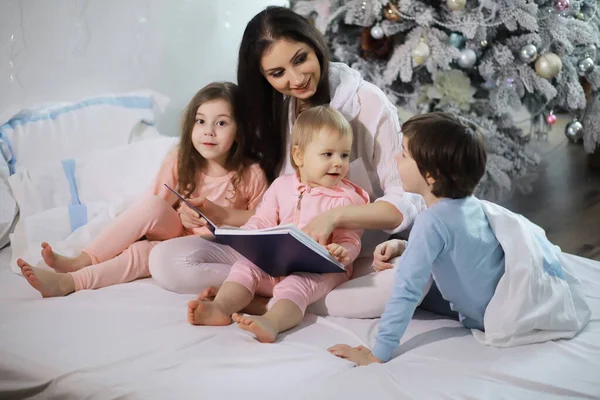 Сім Дітьми Розважається Ліжку Під Обкладинками Під Час Різдвяних Канікул — стокове фото